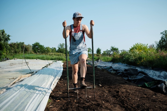 Maintenir la structure du sol est essentiel au succès d’une production maraîchère. / Crédit : Alex Chabot