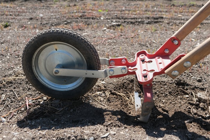 La binette sur roues est un excellent outil pour sarcler les mauvaises herbes. / Crédit : Alex Chabot